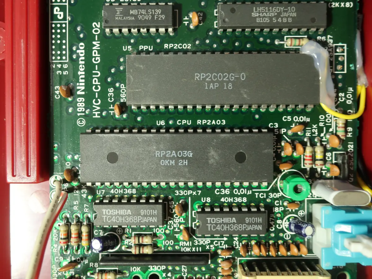 Eine grüne Platine mit schwarzen Chips